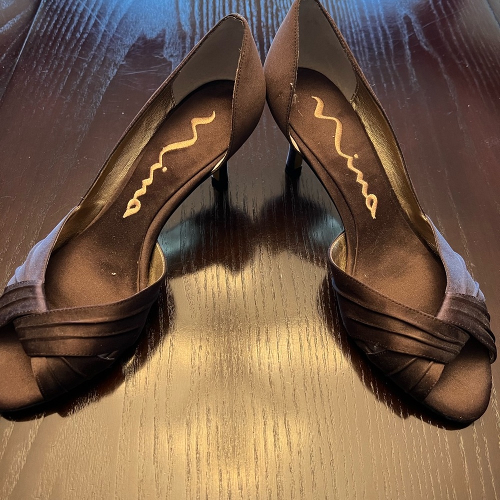 NINA SZ8 brown satin open toe pumps. Beautiful and in perfect condition.